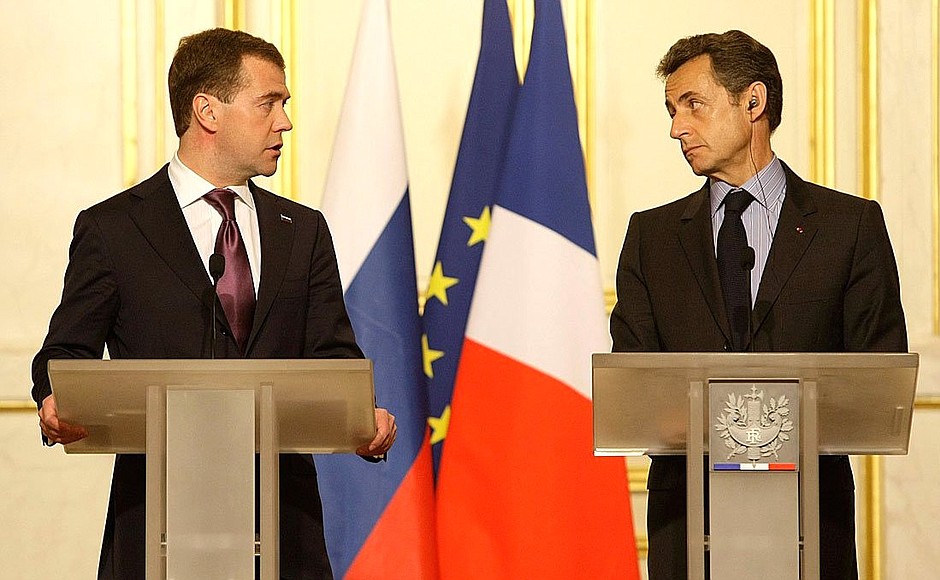 С Президентом Франции Николя Саркози на пресс-конференции по итогам российско-французских переговоров.