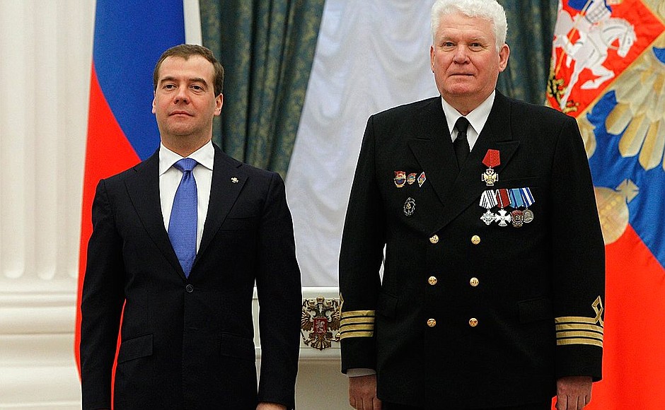 Presenting state decorations. Gennady Antokhin, an icebreaker master at the Far Eastern Shipping Company, was awarded the Order for Services to the Fatherland, IV degree.