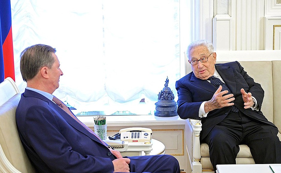 На встрече с бывшим госсекретарём США Генри Киссинджером.