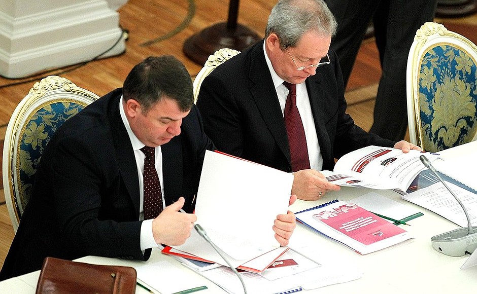 Before the meeting on measures to implement the housing policy. Defence Minister Anatoly Serdyukov (left) and Regional Development Minister Viktor Basargin.