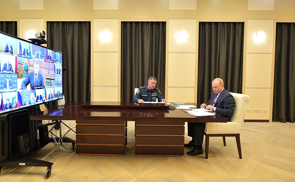 With Minister of Civil Defence, Emergencies and Natural Disaster Relief Yevgeny Zinichev during the meeting on floods and wildfires in the Russian regions.