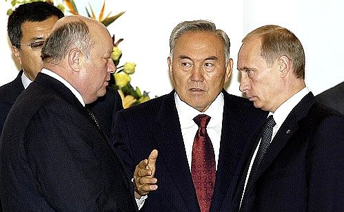 With Prime Minister Mikhail Fradkov and Kazakhstan President Nursultan Nazarbayev.