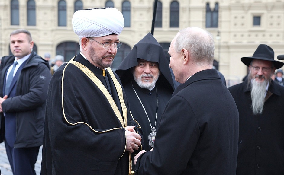 With Chairman of the Spiritual Administration of Muslims of Russia, Chairman of the Council of Muftis of Russia Ravil Gaynutdin during the flower-laying ceremony at the monument to Kuzma Minin and Dmitry Pozharsky.