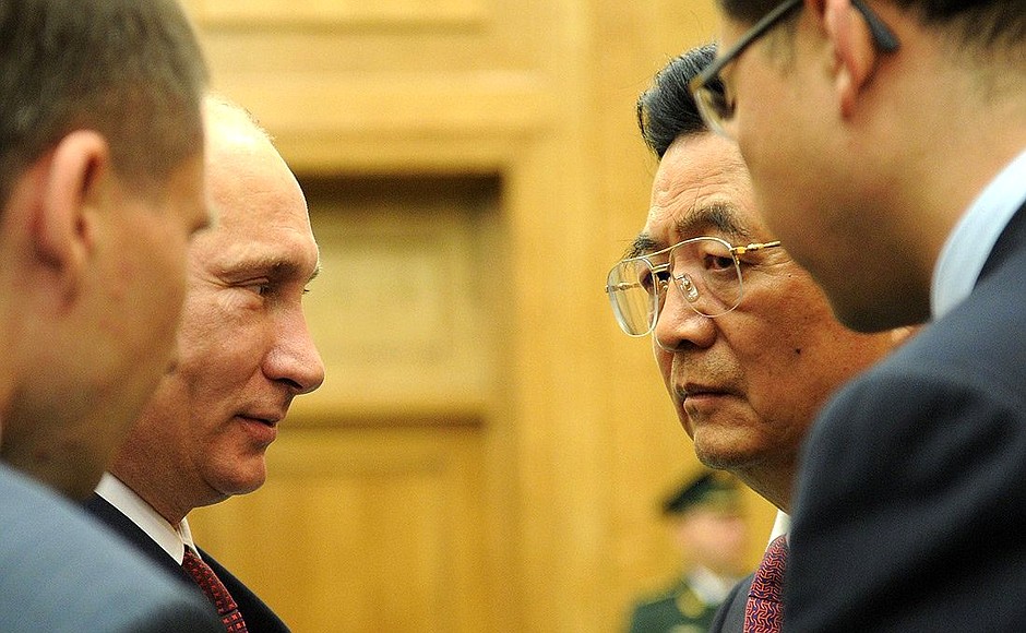 Перед началом российско-китайских переговоров в расширенном составе. С Председателем Китайской Народной Республики Ху Цзиньтао.