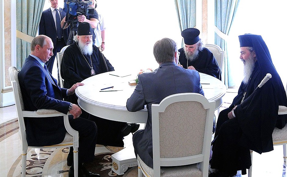 С Патриархом Московским и всея Руси Кириллом (второй слева) и Патриархом Иерусалимским и всея Палестины Феофилом III (крайний справа).