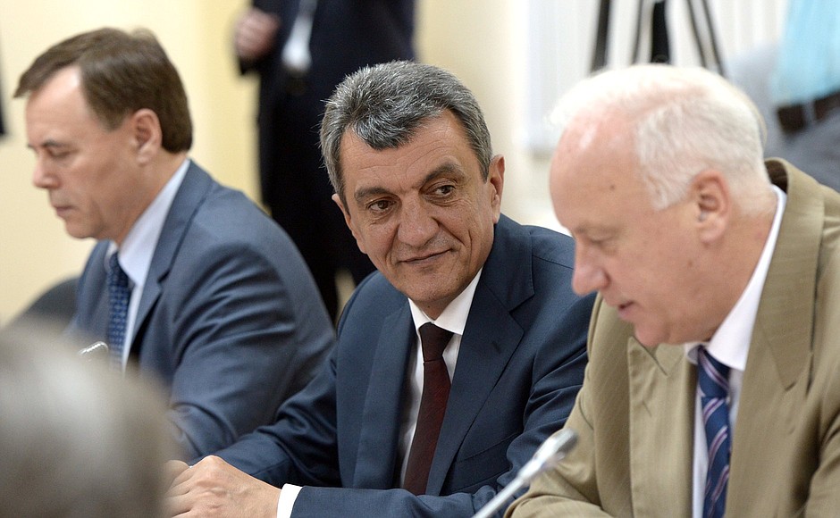 Governor of Sevastopol Sergei Menyailo and Chairman of the Investigative Committee Alexander Bastrykin (right) before the meeting on law and order in the Crimean Federal District.