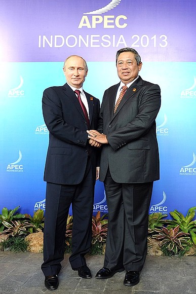 С Президентом Индонезии Сусило Бамбангом Юдойоно перед началом первого рабочего заседания лидеров экономик форума Азиатско-тихоокеанского экономического сотрудничества.