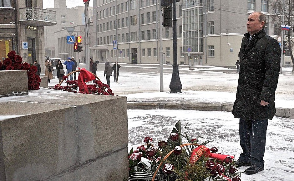 Vladimir Putin laid flowers at a monument to legendary pilot Alexander Pokryshkin.