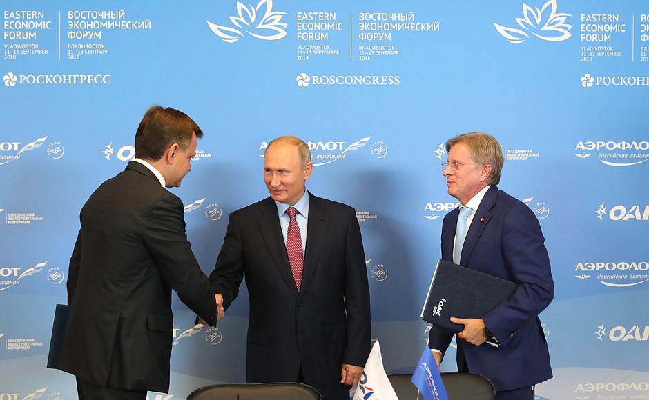 In the presence of Vladimir Putin, President of United Aircraft Corporation Yury Slyusar (left) and General Director of Aeroflot Vitaly Savelyev signed an agreement for the delivery to Aeroflot of several Sukhoi Superjet-100 aircraft.