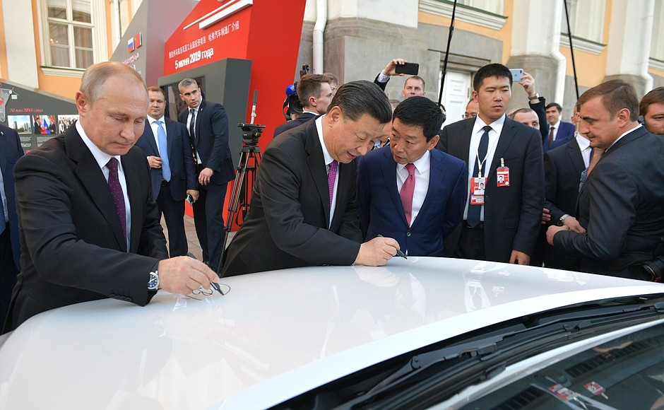 С Председателем Китайской Народной Республики Си Цзиньпином на презентации реализованного инвестиционного проекта по строительству автомобильного завода «Хавейл».