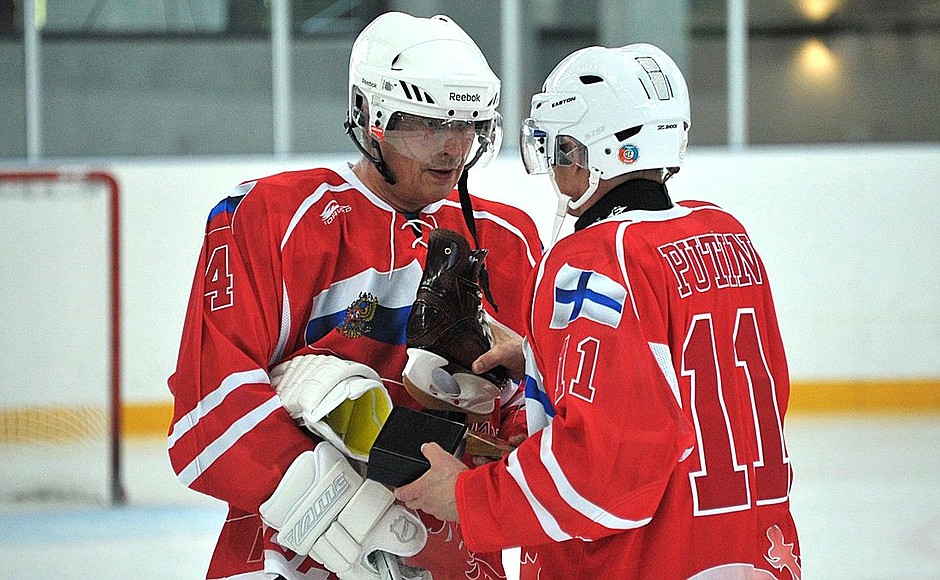 Владимир Путин и Саули Ниинистё приняли участие в товарищеском хоккейном матче между командами России и Финляндии.
