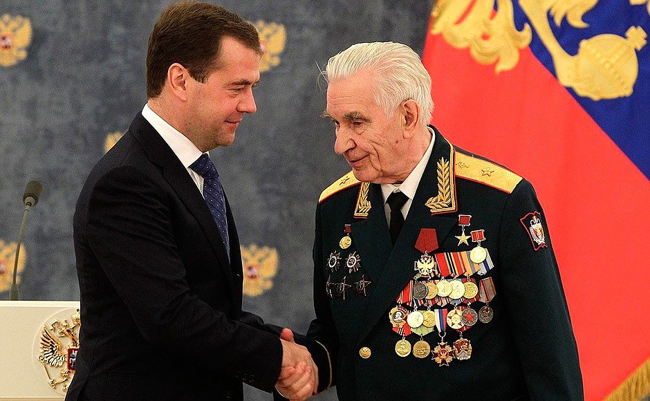 Presenting state decorations. Veniamin Volkov, professor at Sergei Kirov Academy of Military Medicine (St Petersburg), receives the Order for Services to the Fatherland IV degree.