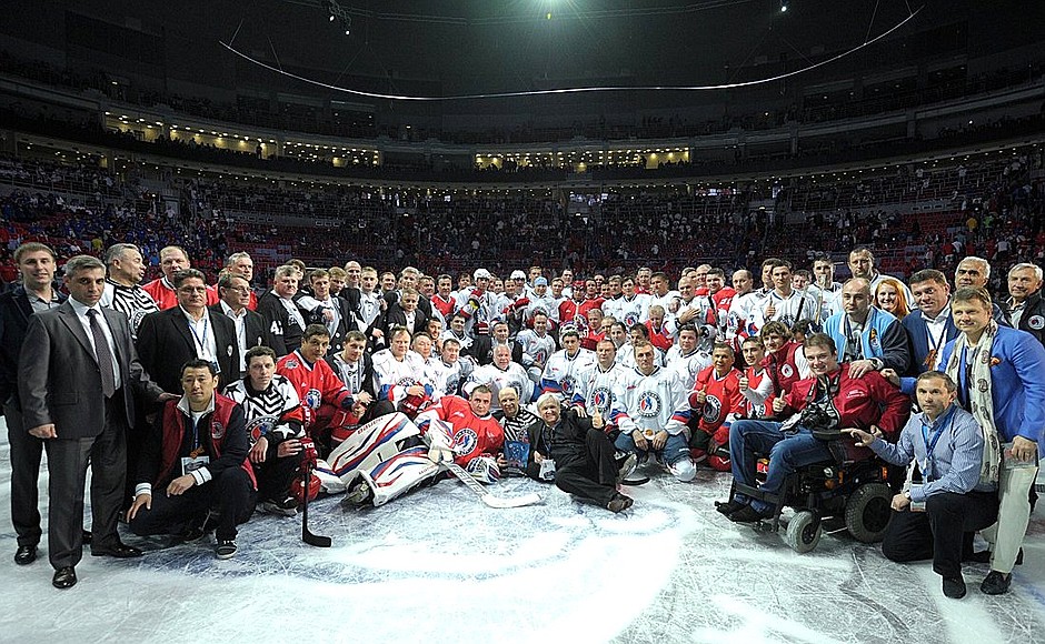 По окончании гала-матча Всероссийского фестиваля по хоккею среди любительских команд.