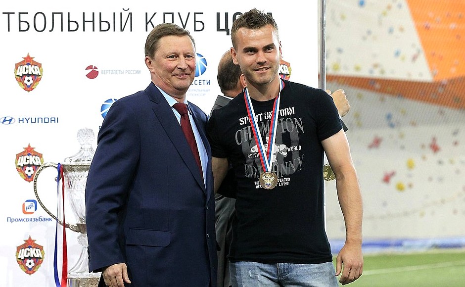 Chief of Staff of the Presidential Executive Office Sergei Ivanov congratulated CSKA Moscow players on winning the Russian Cup. With CSKA Moscow goalkeeper Igor Akinfeyev.