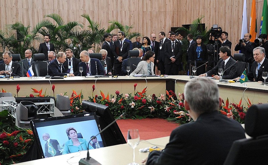 Meeting of the leaders of Brazil, Russia, India, China and South Africa in narrow format.