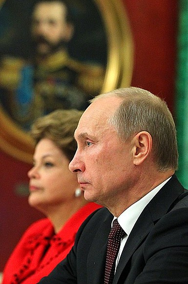 С Президентом Бразилии Дилмой Роуссефф на совместной пресс-конференции по итогам российско-бразильских переговоров.