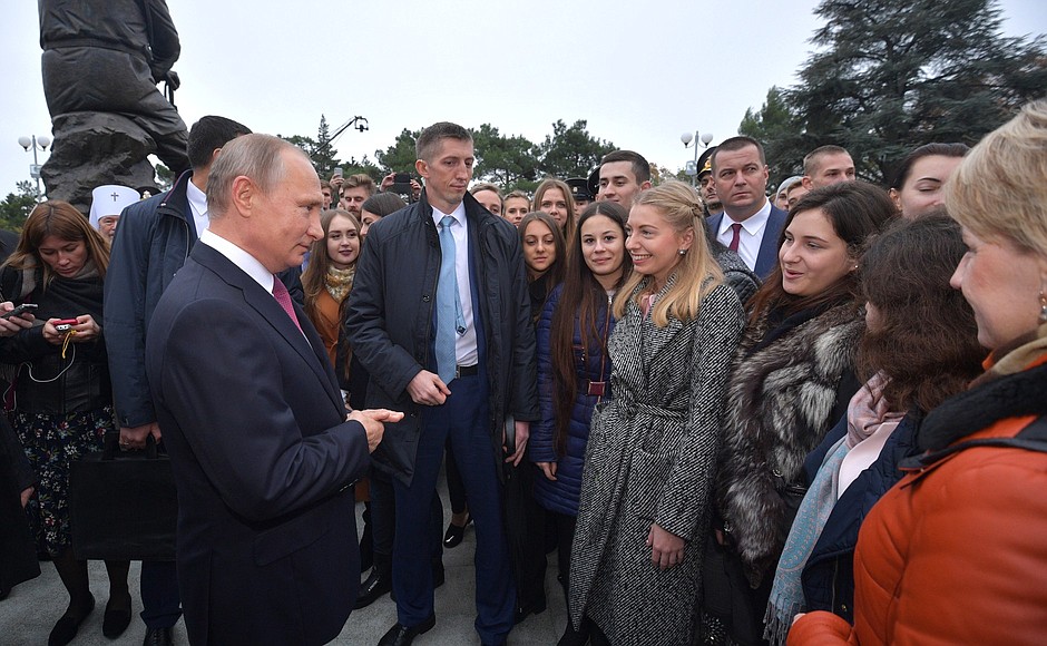 After the unveiling ceremony of monument to Alexander III, the President had a brief conversation with the local residents and young people.
