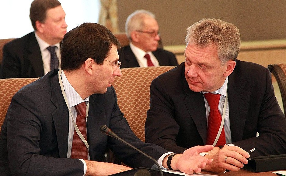 Before the start of Russian-Italian consultations. Telecommunications and Mass Communications Minister Igor Shchegolev (left) and Minister of Industry and Trade Viktor Khristenko.