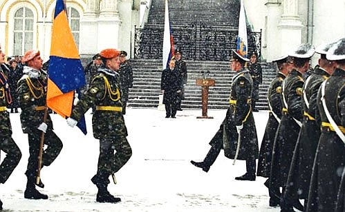 Церемония вручения знамен видов Вооруженных Сил России и других войск. Торжественный марш.