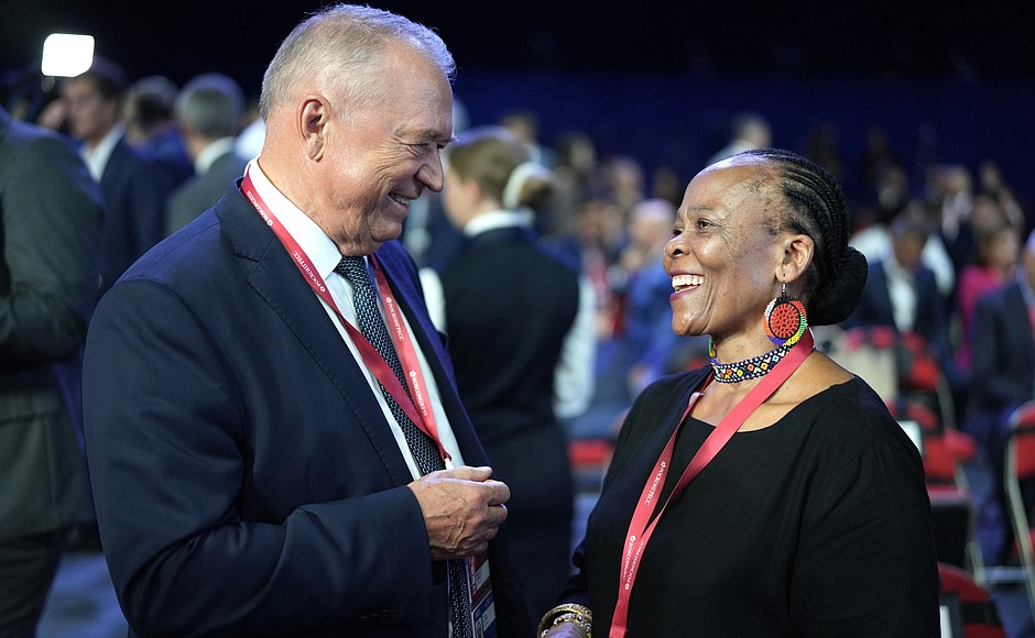 President of Russia’s Chamber of Commerce and Industry Sergei Katyrin (left) and CEO of Ladies in the Frontline Slauzy Zodwa Mogami before the plenary session of the 8th Eastern Economic Forum.