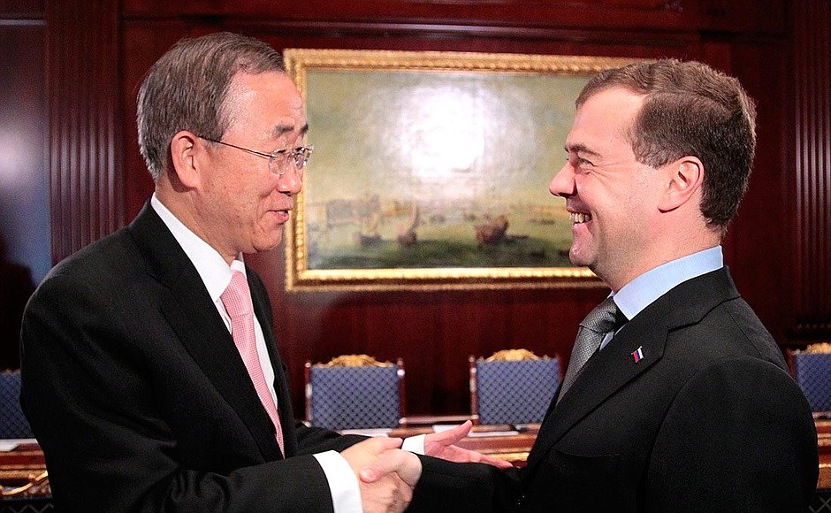 С Генеральным секретарём ООН Пан Ги Муном.