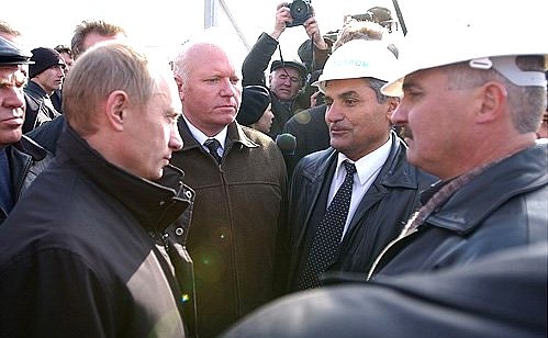 President Putin with construction workers who took part in rebuilding the Cossack village Barsukovskaya.