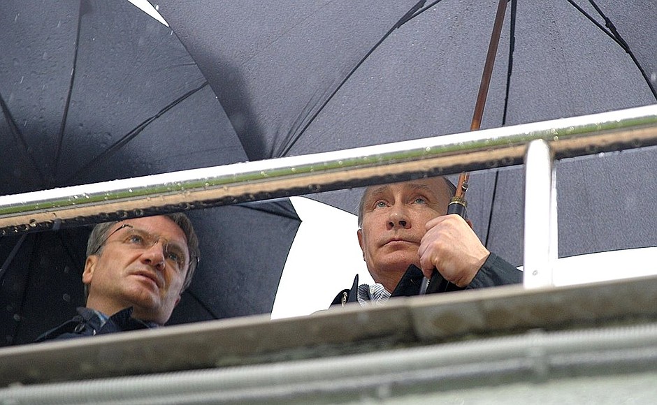 С председателем правления Сбербанка России Германом Грефом во время осмотра комплекса трамплинов «Русские горки».