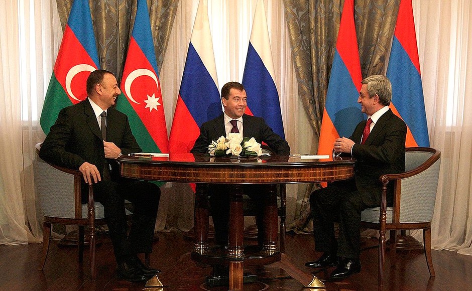 С Президентом Азербайджана Ильхамом Алиевым (слева) и Президентом Армении Сержем Саргсяном.