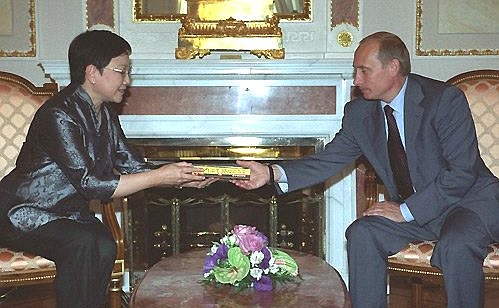 Deng Rong, the daughter of Deng Xiaoping, giving President Putin her book Deng Xiaoping and the Cultural Revolution: A Daughter Recalls the Critical Years.