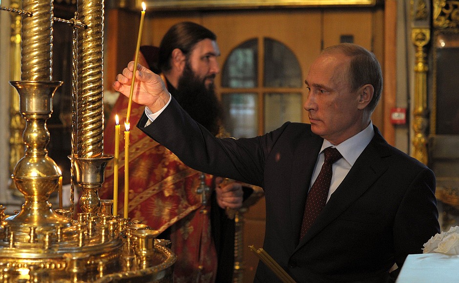 Владимир Путин посетил храм Животворящей Троицы на Воробьёвых горах.