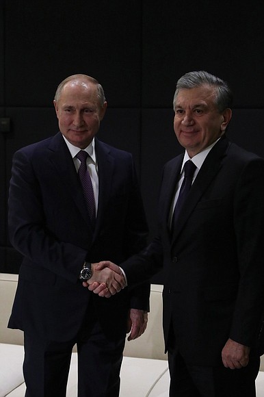 С Президентом Узбекистана Шавкатом Мирзиёевым.