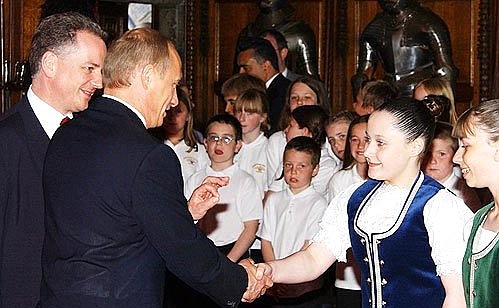 Vladimir Putin and First Minister of Scotland Jack MacConnell thanked the members of the Scottish folk dance group for their performance at Edinburgh Castle.