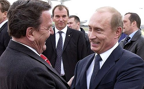 С Федеральным канцлером ФРГ Герхардом Шрёдером, который встретил Владимира Путина в аэропорту.