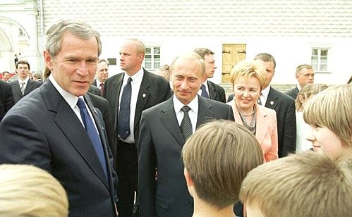 President Vladimir Putin and his wife, Lyudmila, with US President George Bush during a walk around the Kremlin. Schoolchildren in Sobornaya Square.