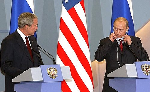 With American President George W. Bush at the briefing for journalists following the Russian-American talks.