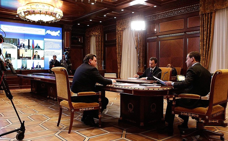 Videoconference on the implementation of presidential instructions. With Presidential Aide and Head of the Presidential Control Directorate Konstantin Chuychenko (left) and Presidential Aide Arkady Dvorkovich.
