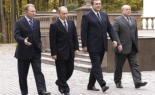 With Ukrainian President Leonid Kuchma (on the left), Ukrainian Prime Minister Viktor Yanukovich and Prime Minister of the Russian Federation Mikhail Fradkov (on the right).