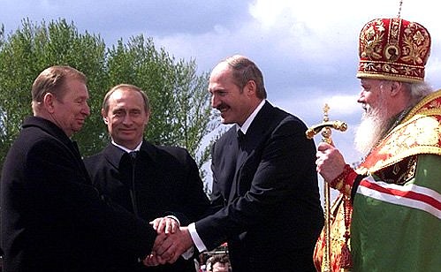 Vladimir Putin with presidents Leonid Kuchma of Ukraine (to the left) and Alexander Lukashenko of Belarus, and the Patriarch of Moscow and All Russia Alexy II in Sts. Peter and Paul\'s Church after Easter liturgy.
