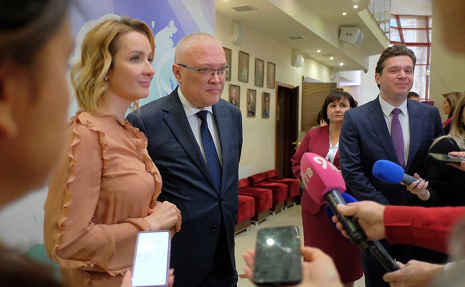 Maria Lvova-Belova took part in the Nationwide Forum on Prevention of Child Abandonment. With Kirov Region Governor Alexander Sokolov (right).