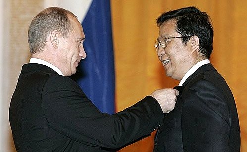 GEORGE\'S HALL, GRAND KREMLIN PALACE. President Vladimir Putin presented a Friendship Award the head of the Education Committee of Beijing, Limin Liu, at a state reception devoted to National Unity Day.