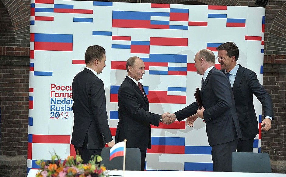 Signing documents following Russian-Dutch talks.
