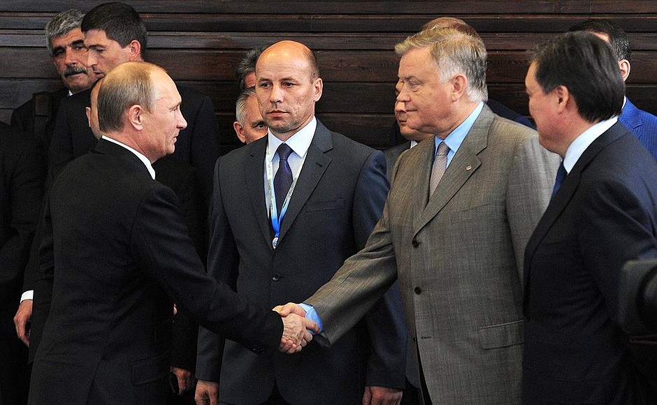 Подписано Соглашение между Россией, Белоруссией и Казахстаном о создании Объединённой транспортно-логистической компании. С президентом компании «Российские железные дороги» Владимиром Якуниным.