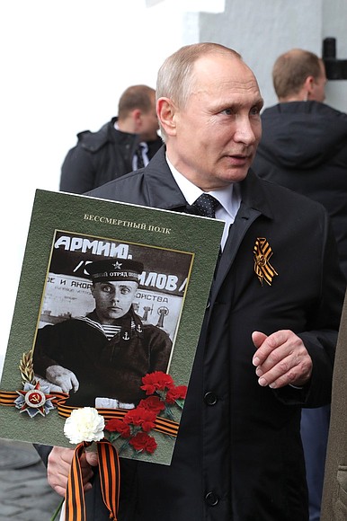 Владимир Путин принял участие в акции «Бессмертный полк» .