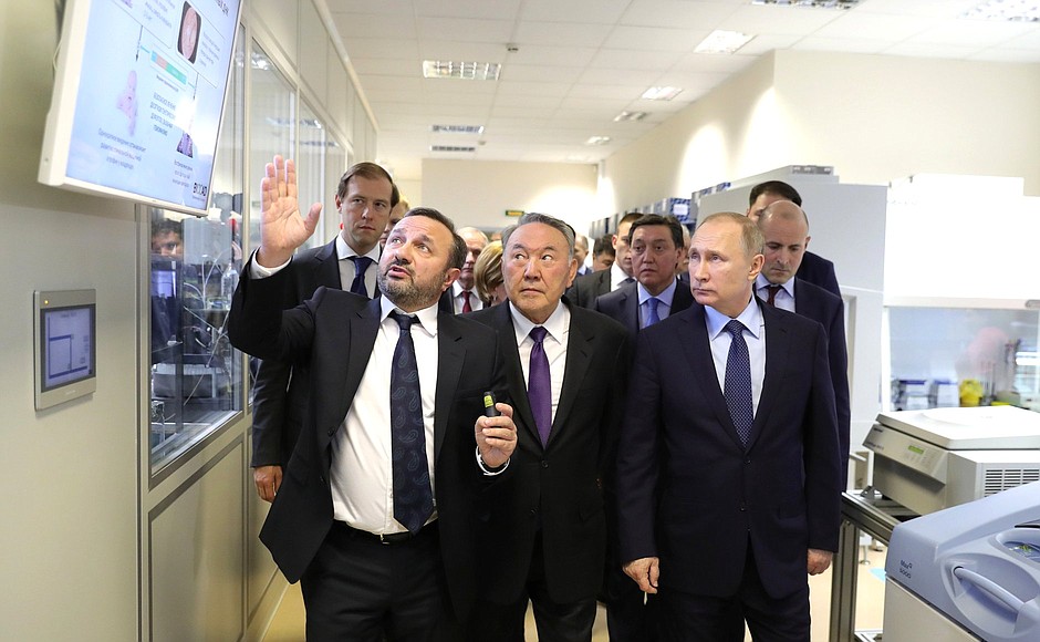 С Президентом Казахстана Нурсултаном Назарбаевым во время посещения завода «Биокад». Пояснения даёт генеральный директор компании «Биокад» Дмитрий Морозов.