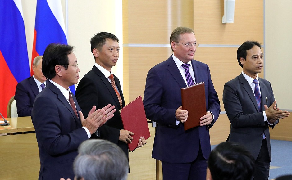 Signing of bilateral documents following Russian-Vietnamese talks.