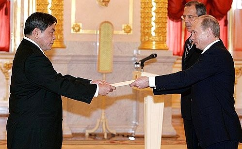 Ceremony for the presentation by foreign ambassadors of their letters of credentials. Ambassador of the Kingdom of Thailand Supot Thirakaosan presents his letter of credentials. In the background is Russian Foreign Minister Sergei Lavrov.