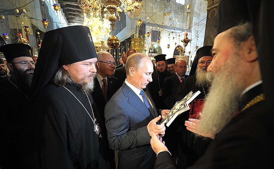 Vladimir Putin receives the Star of Bethlehem made by Palestinian craftsmen.