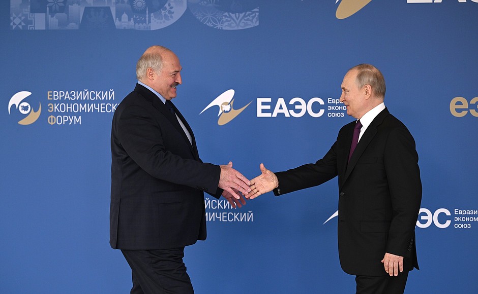Before the plenary session of the Eurasian Economic Forum. With President of Belarus Alexander Lukashenko.