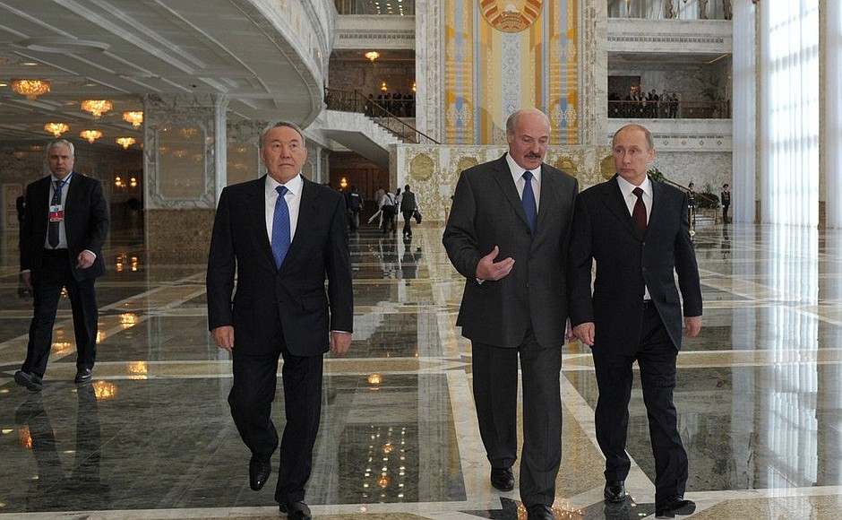 Президент Казахстана Нурсултан Назарбаев, Президент Белоруссии Александр Лукашенко, Владимир Путин перед началом заседания Высшего Евразийского экономического совета.