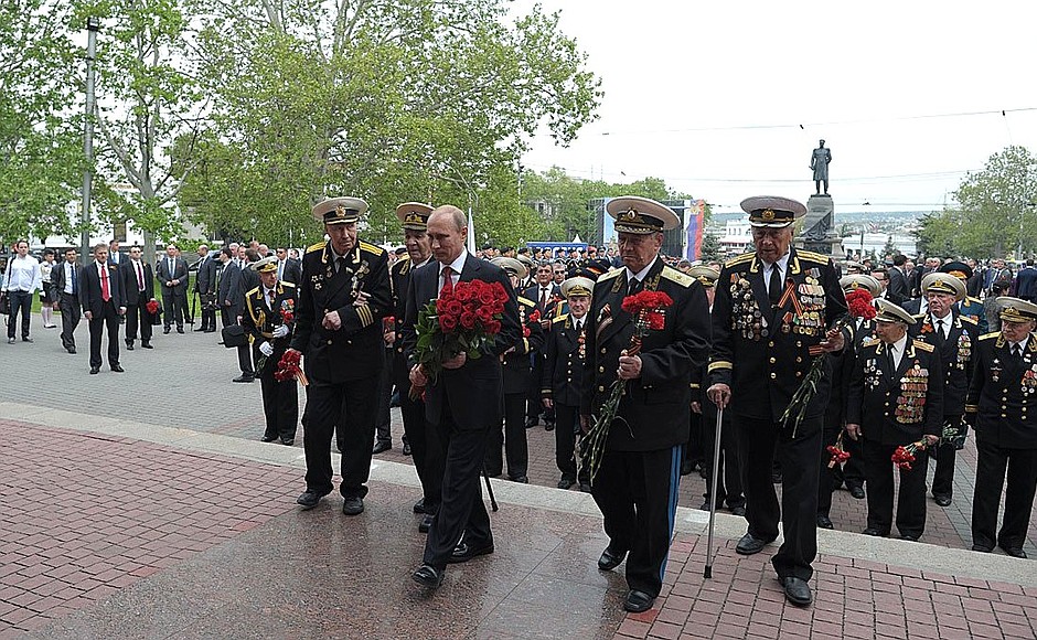 Laying flowers at the Memorial to Heroic Defenders of Sevastopol in 1941–1942.